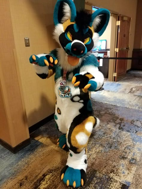 Dog Fursuit, Cute Fursuits, Fursuit Ideas, Fur Suits, Cool Fursuits, Fursuit Head, Fur Suit, Wild Dog, Dog Walks