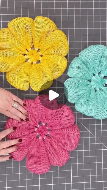 Easy Mesh Wreath, Bunny Wreath Diy, Sunflower Wreath Diy, Sunflower Burlap Wreaths, Dollar Tree Wreath, Deco Mesh Crafts, Summer Deco Mesh Wreaths, Mesh Crafts, Burlap Wreath Tutorial