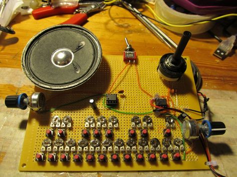 Learn Electronics, Synthesizer Diy, Electronic Music Instruments, Synthesizer Music, Basic Electronics, Diy Guitar Pedal, Circuit Bending, Gifted Students, Mini Spy Camera