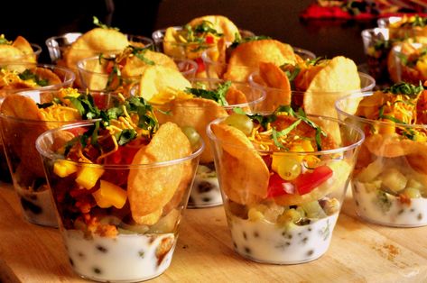 Dahi papdi chaat (individual cups) Easy Wedding Food, Indian Food Party, Indian Starter Recipes, Starters For Dinner, Easy Indian Appetizers, Veg Starter Recipes, Vegetarian Finger Food, Easy Indian Snacks, Vegetarian Starters