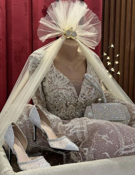 Bridal Dress Packing Ideas, Wedding Taals, Wedding Dala, Hampers Packaging, Indian Wedding Deco, Wedding Hampers, Nikah Decor, Haldi Ceremony Outfit, Wedding Platters