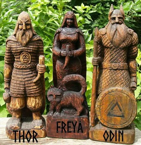 Odin Norse Mythology, Vikings Statue, Norse Paganism, Viking People, Arte Art Deco, Viking Ships, Shield Wall, Odin And Thor, Ancient Scripts