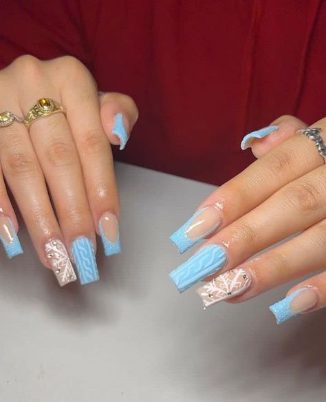 Disney Frozen Nails Acrylic, Winter Inspired Nails Acrylic, Baby Blue And White Christmas Nails, Coffin Nail Designs Winter, Christmas Nails Acrylic Medium, Blue Short Christmas Nails, Christmas Nails Blue Short, Blue And White Christmas Nails Acrylic, Pale Blue Christmas Nails