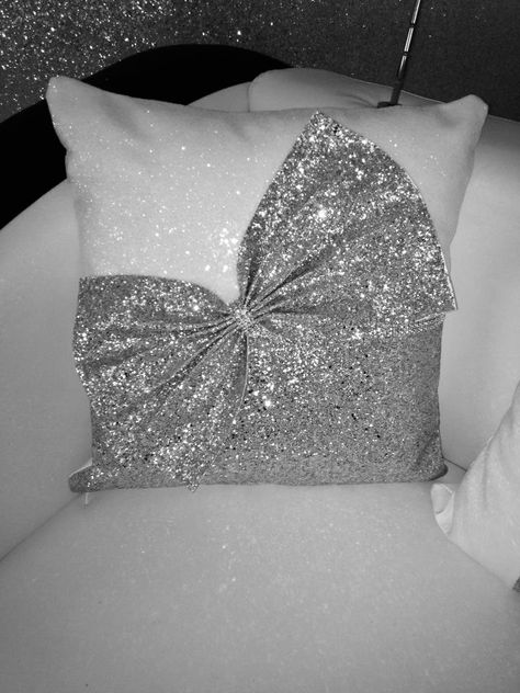 Bow Cushion, Homemade Pillows, Bow Pillows, Bed Cover Design, Designer Bed Sheets, Creative Pillows, Pillows Decorative Diy, Diy Pillow Covers, Pillow Crafts