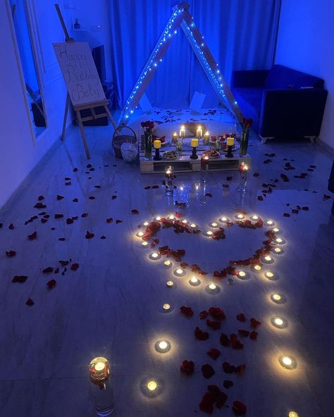 Indoor Tent Date Night, Proposal Decorations Indoor Simple, Date Night Picnic At Home, Couples Date Night Aesthetic At Home, Indoor Tent Romantic, Anniversary Home Decoration Ideas, Indoor Picnic Date Romantic At Home, Tent Birthday Decoration, Proposal Decorations Indoor