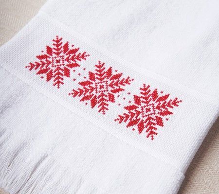 Embroidered Festive Hand Towel (Free Pattern) Cross Stitch Towel Borders Free Pattern, Hand Towel Cross Stitch Patterns, Cross Stitch Towel Patterns, Cross Stitch Hand Towels, Christmas Cross Stitch Patterns Free, Towel Ideas, Cross Stitch Border Pattern, Cross Stitch Freebies, Mini Cross Stitch