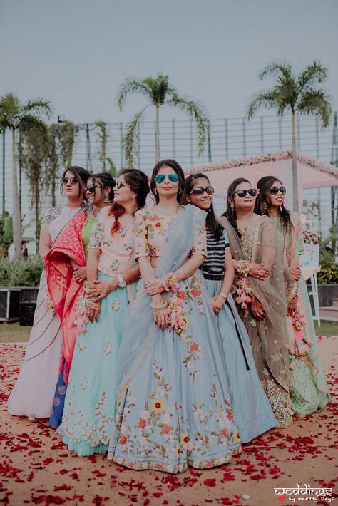 Wedding Photo Poses With Friends, Wedding Poses Indian Friends, Bride Group Poses, Wedding Poses With Friends, Bride And Friends Photo Ideas, Wedding Friends Photo, Mehendi Poses For Bride With Friends, Bride Friends Photography, Poses With Bride