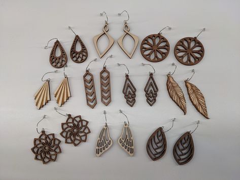 Cnc Jewellery Design, Handmade Wood Earrings, Cute Gift Bags, Cut Crafts, Cricut Earrings, Glowforge Ideas, Glowforge Projects, Engraving Projects, Cork Earrings