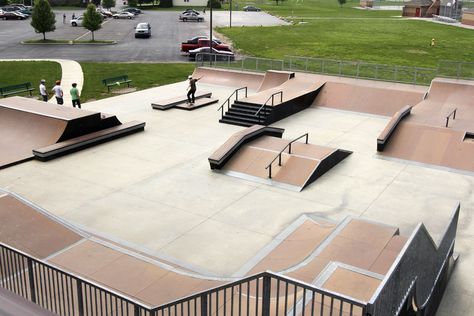 Skate park Backyard Skatepark, Skatepark Design, Skate Ramp, Skateboard Ramps, Urban Playground, Skateboard Park, Industrial District, Sport Park, Backyard Entertaining