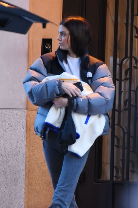 Kendall Jenner was spotted out and about in Manhattan wearing The North Face Nuptse 1996 Jacket ($269.00), Yeezy Straight-Leg Jeans ($315.00), Prada Mini Tessuto Hobo Bag (Sold Out) and Nike Air Force 1 Sneakers ($90.00). Kendall Jenner North Face, Kendall Jenner White, The North Face Nuptse 1996, Kendall Jenner Dress, Stile Kendall Jenner, Trajes Kylie Jenner, Kendall Jenner Street Style, Robert Kardashian, North Face Nuptse