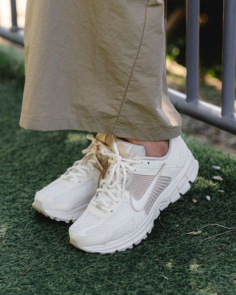 MORE VOMEROS OTW... Thoughts on this Sail/Tan colour way? - On foot Imagery via @acrossports #thedropdate #nike #nikezoomvomero #vomero5 #vomeropaleivory #vomerosailtan #sailnikevomero Vomero 5 Outfit Woman, Nike Vomero 5 Outfit Women, Nike Vomero 5 Outfit, Vomero 5 Outfit, Nike Vomero, Nyc Winter Outfits, Tan Sneakers, Beige Outfit, Grey Outfit