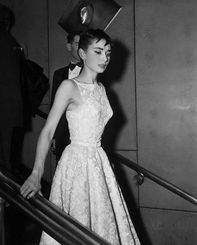 #35 - Audrey Hepburn on Staircase after Accepting Oscar Audrey Hepburn Oscar, 1950s Audrey Hepburn, Vestidos Oscar, Academy Awards Red Carpet, Audrey Hepburn Photos, Oscar Fashion, Audrey Hepburn Style, Hepburn Style, Oscar Dresses