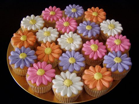 Spring Flower Cupcakes - Simple little cc's. Tip 127 petals and tip 12 centers. Cupcakes Bonitos, Cupcake Recipes For Kids, Deco Cupcake, Cupcakes Flores, Daisy Cupcakes, Spring Cupcakes, Dessert Design, Cupcake Photos, Two Groovy