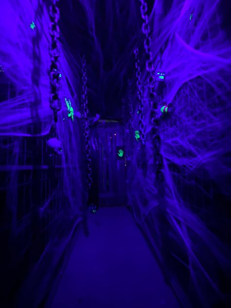 Holloween Decore House Outside Scary, Spider Web Haunted House, Diy Halloween Hallway Decorations, Halloween Blacklight Party, Scary Hallway Haunted Houses, Black Light Haunted House Ideas, Black Light Haunted House, Spider Room Haunted House, Spooky Hallway Ideas