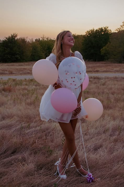 Ballons park grass sunset party 20 Poses For Bday Photoshoot, 21 Photoshoot Ideas Birthday Outside, Sweet 16 Portraits Photo Ideas, Birthday Photoshoot Poses Outdoor, Girl Birthday Photoshooting Outdoor, Birthday Photo Outdoor, Women Birthday Photoshoot Ideas Outdoors, Cute Poses For Birthday Pictures, 19th Bday Photoshoot Ideas