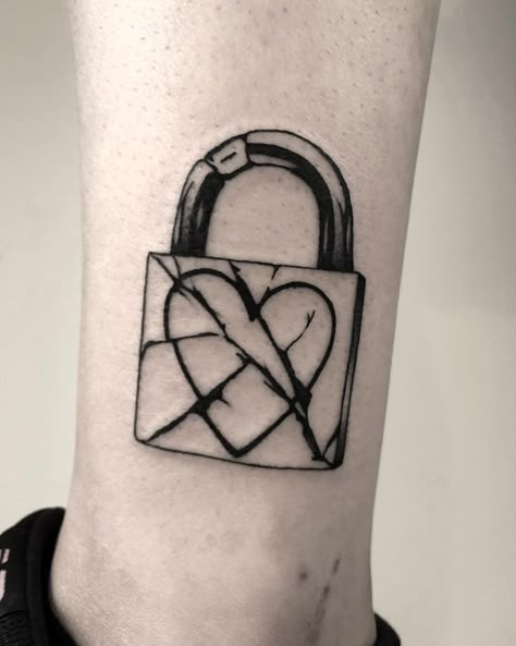 Locked Heart Tattoo, Locked Heart, Lock Tattoo, Rooster Tattoo, Barcelona Tattoo, Broken Love, Complicated Love, Failed Relationship, Detailed Tattoo