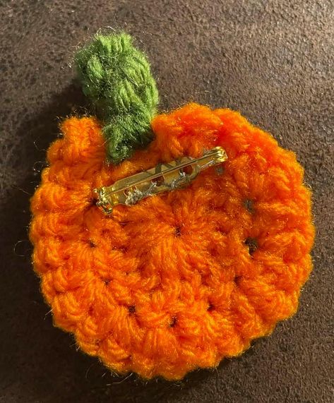 Bev's PUMPKIN PIN Pumpkin Pin, Pumpkin Applique, Easy Fall Decor, Fall Crochet, Fall Crochet Patterns, Crochet Halloween, Pumpkin Hat, Halloween Crochet Patterns, Halloween Autumn