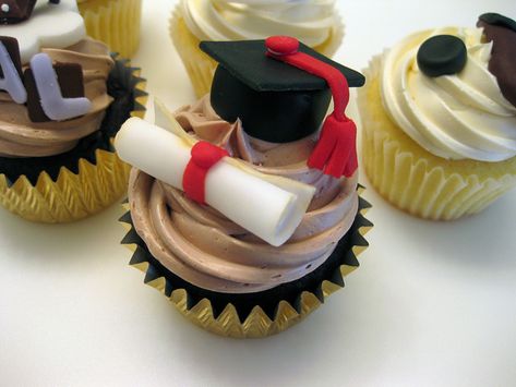 Graduation Party Cupcakes, Pink Graduation Party, Grad Party Theme, Graduation Desserts, Backyard Graduation Party, Graduation Party Cake, Graduation Party Diy, Graduation Party Planning, Grad Party Decorations