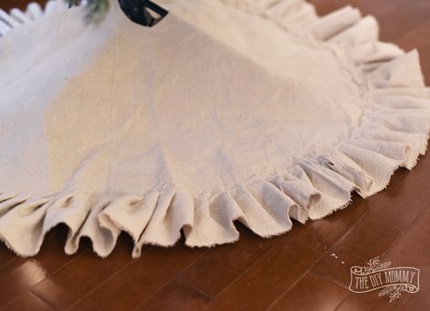 Make a No Sew Ruffled Dropcloth Christmas Tree Skirt | The DIY Mommy Sew Christmas Tree, Ruffled Tree Skirt, Diy Christmas Tree Skirt, Sew Christmas, Diy Mommy, Tree Skirt Pattern, Ideas Navidad, Wreath Project, Pretty Trees