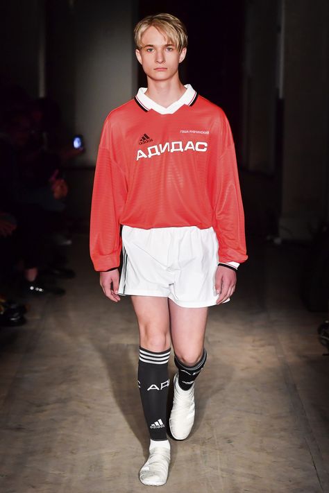 Gosha Rubchinskiy Spring 2018 Menswear Collection Photos - Vogue Soviet Fashion, London Fashion Week Mens, Gosha Rubchinskiy, Online Kids Clothes, Male Fashion Trends, Live Fashion, Menswear Collection, Mens Fashion Summer, Large Fashion