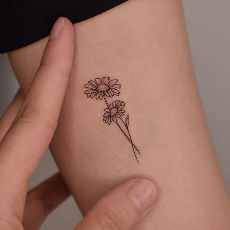 140 Beautiful Daisy Tattoo Designs with Meanings (2022) - TattoosBoyGirl Daisy Tattoo Aesthetic, Two Daisies Tattoo, Daisy Tatoos Ideas, Two Daisy Tattoo, Mini Daisy Tattoo, Flower Daisy Tattoo, Two Flowers Tattoo, Tattoo Daisy Flower, Tatuajes Astetics