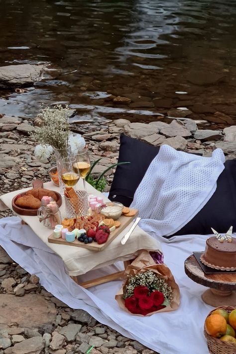 Lake Side Picnic, Outdoor Picnic Setup, Picnic By The Lake, Lake Picnic, Picnic Setup, Picnic Inspiration, Picnic Date, Perfect Picnic, Fashion Photography Poses