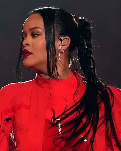 Rihanna Ear Piercings, Rihanna Superbowl 2023, Rihanna Red Lipstick, Rihanna Ponytail, Blonde Perm, Rihanna Superbowl, Plaited Ponytail, Curly Top Knot, Rihanna Work