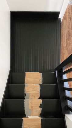 Black Painted Stairs, Stairway Makeover, Old Stairs, Diy Stairs Makeover, Diy Staircase Makeover, Stairs Makeover Ideas, Black Staircase, Stair Renovation, Stairs Renovation