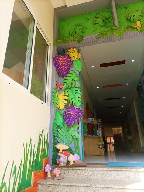 School Gate Decoration Ideas, School Exhibition Decoration Ideas, School Entrance Decor Ideas, Paper Plate Animal Masks, Diy Kids Art Display, Colour 2023, Concert Theme, School Exhibition, Baby Crafts Diy