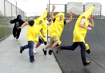 Run! Funny Team Halloween Costumes, Funny Friend Group Pictures, Funny Group Costume Ideas, Group Costume Ideas Funny, Cursed Costumes, Group Halloween Costumes Funny, Funny Group Pictures, Funny Group Costumes, Funny Group Halloween Costumes