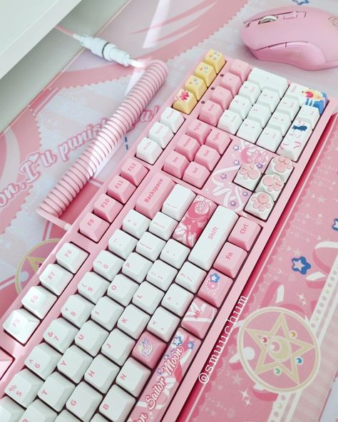 Sailor Moon Pc Setup, Sailor Moon Gaming Setup, Sailor Moon Keyboard, Aesthetic Sailor Moon Wallpaper, Moon Keyboard, Sailor Moon Matching Icons, Keycaps Aesthetic, Keyboards Aesthetic, Sailor Moon Room