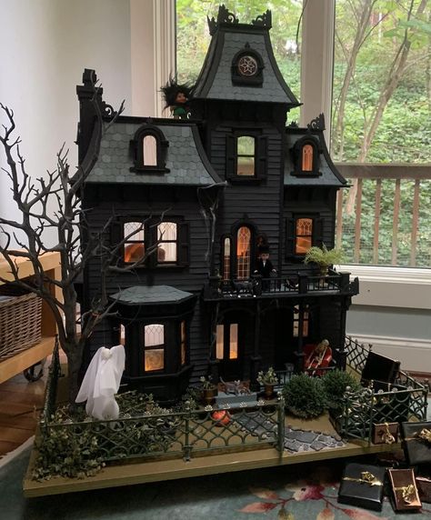 Doll House Aesthetic Dark, Mini Horror House, Halloween Town Crafts, Mini Halloween House Diy, Dolls House Halloween, Haunted House Model Diy, Scary Dollhouse Diy, Horror Movie Houses, Spooky Dolls House