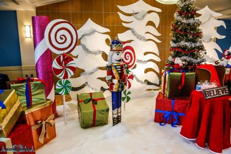 Pinwheel, tree and gifts used for office decor. #christmasoffice #officedecor Willy Wonka Party, Wonka Party, Christmas Party Backdrop, Breakfast With Santa, Ward Christmas Party, Whoville Christmas, Grinch Christmas Decorations, Christmas Program, Christmas Float