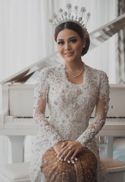 Untuk kamu yang sedang merencanakan pernikahan tahun depan, bisa intip inspirasi busana pengantin dari 10 artis Indonesia yang menikah di 2021 ini. Muslim Wedding Gown, Javanese Wedding, Batik Dress Modern, Pre Wedding Photoshoot Props, Nikah Outfit, Kebaya Wedding, Kebaya Modern Dress, Wedding Kit, Wedding Photoshoot Props