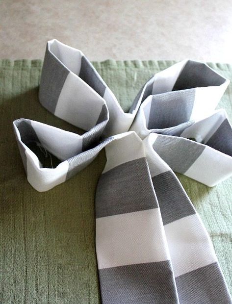 How to make a perfect bow out of any fabric you choose! Good to know if you don't have any ribbon on hand or if you just need a bow to match your decor perfectly! Make A Bow With Ribbon, Burlap Bow Tutorial, Fabric Bow Tutorial, Making Bows For Wreaths, Bow With Ribbon, 20s Makeup, Bow Board, Diy Wreath Bow, Pew Ends