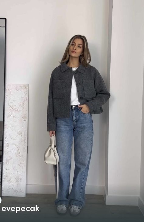 Grey Jacket Winter Outfit, Winter Outfit Leather Jacket, Gray Jacket Outfit Casual Women, Short Grey Coat Outfit, Grey Cropped Jacket Outfit, Grey Jacket Outfit Women, Grey Jacket Outfit Casual, Grey Jacket Outfit Aesthetic, Grey Button Up Shirt Outfit