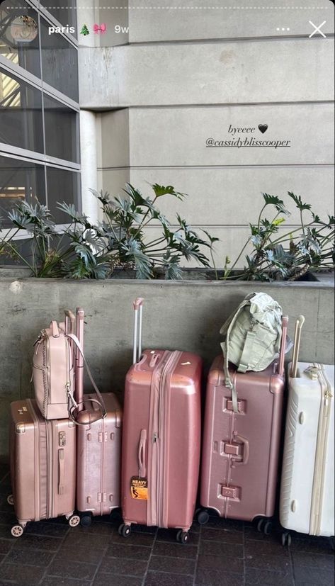 Packing Aesthetic, Pretty Luggage, Pink Suitcase, Cute Suitcases, Airport Aesthetic, Cute Luggage, Travel Picture Ideas, Inside My Bag, Pink Vibes