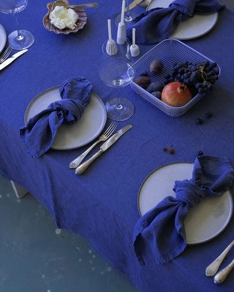 Jamila + Juliette best destination wedding planners in South America Blue Linen Tablecloth, Green Table Decor, Hannukah Party, Decor Dinner Table, Modern Chic Decor, Green Table Settings, Chic Table Settings, Royal Blue Cocktail, Blue Linen Napkins