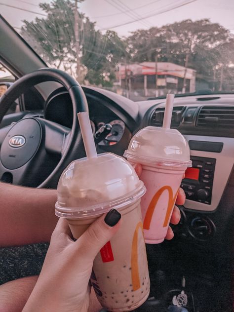 Milkshake, Mc Donalds, Casal, Love, morango, chocolate, carro Mcdonalds Chocolate Milkshake, Mcdonalds Milkshake, Mcdonald's Aesthetic, Bid Day Themes, Chocolate Milkshake, Gold Birthday Party, Milk Shake, Life Hacks For School, Korean Aesthetic