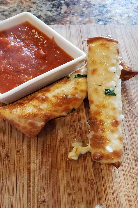 Frickles Recipe, Wonton Mozzarella Sticks, Wonton Wrapper Recipes Appetizers, Homemade Cheese Sticks, Baked Brie Cheese, Cheese Sticks Recipe, Homemade Mozzarella Sticks, Wonton Wrapper Recipes, Mozzarella Sticks Recipe