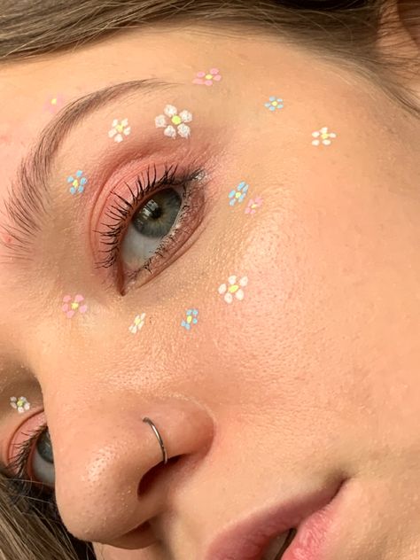 Simple Artsy Makeup, Cute Easter Makeup Ideas, Easter Makeup Ideas Simple, Easter Eyeliner, Easter Makeup Looks Simple, Easter Make Up, Simple Easter Makeup, Easter Eye Makeup, Graphic Eyeliner Color