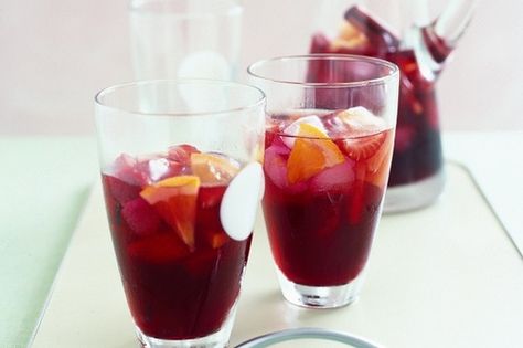 While you're kicking back and relaxing this long weekend, why not have a couple of drinks to loosen up!  Here's a great Autumn drink recipes to enjoy this Easter Weekend! Jus Anggur, Christmas Pasta, Cheesy Potato Bake, Classic Eggnog, Mulled Wine Recipe, Dinner Mints, Wine Recipe, Sweet White Wine, Salmon Dishes