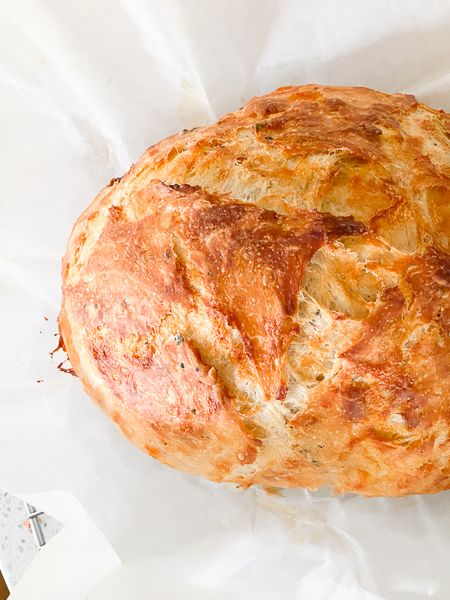 Black Pepper Cheddar Bread - Tiny Red Kitchen Beer Cheese Bread, Rosemary Garlic Bread, Pillsbury Crescent, Bread Ideas, Oven Bread, Rosemary Bread, Homemade Buns, Dutch Oven Bread, Knead Bread Recipe