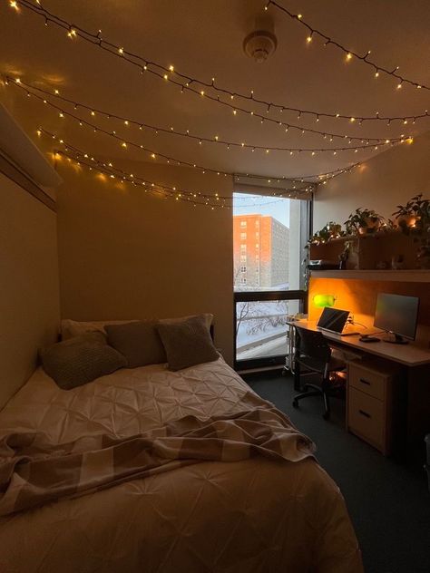 University Home Decor, Sunset Lights Bedroom, College Dorms Ideas Minimalist, Dorm Minimalist Decor, Boho Minimalist Dorm Room, Plant College Dorm, College Dorm With Plants, College Dorm Ideas Minimalist, Cool Dorm Room Ideas Minimalist