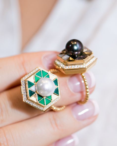 One of female American jewelry designers Harwell Godfrey and her modern poison rings with secret compartment decorated with malachite and pearls. See more on GEMOLOGUE! #pearljewelry #vintagerings #modernjewelry #jewelrydesigners Jacquie Aiche Jewelry, How To Wear Pearls, Modern Pearl Jewelry, Bridal Jewels, Neck Pieces Jewelry, American Female, Female Jewelry, Art Jewelry Design, Luxury Jewelry Brands