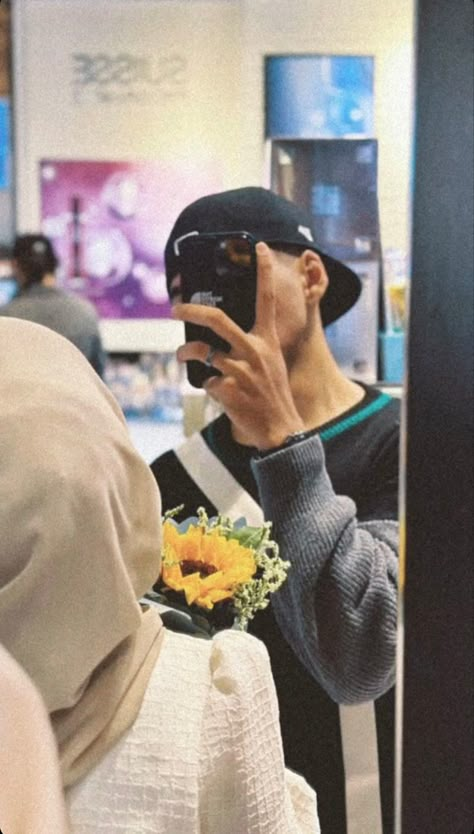 Date Pics No Face, Couple Poses No Face, No Face Photo Ideas Couple, Pose Ideas With Boyfriend, Couple Mirror Selfie Ideas, Selfie With Boyfriend, No Face Couple Photos, With Ayang, Ootd Couple