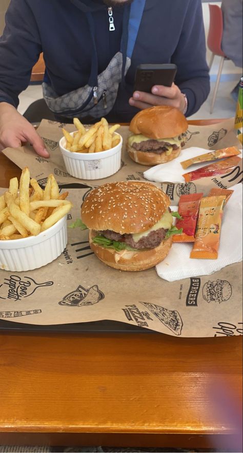 Couple Food Date Aesthetic, Burger Date Aesthetic, Burger Date, Max Monroe, Couple Food, Kiss Aesthetic, Burger Food, Birthday Quotes Funny For Him, Soul Food Dinner