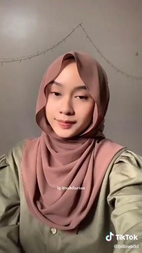 Hijab Reference, How To Wear Hijab, Pashmina Hijab, Tutorial Hijab Pashmina, Simple Hijab Tutorial, Ootd Poses, Stile Hijab, Hijab Designs, Simple Hijab