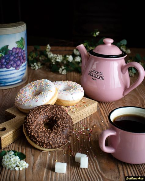 Scary Cakes, Food Photography Dessert, Good Morning Breakfast, Coffee And Donuts, Mini Donuts, Coffee Photography, Chocolate Tea, Morning Tea, Good Morning Coffee