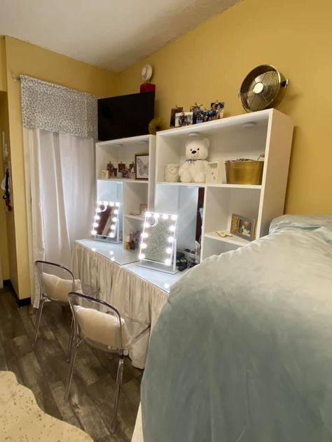 Dorm Room Vanity, Dorm Room Mirror, Room Desk Organization, Dorm Vanity, Dorm Mirror, Dorm Layout, Desk Organization Ideas, Dorm Room Themes, Room Desks